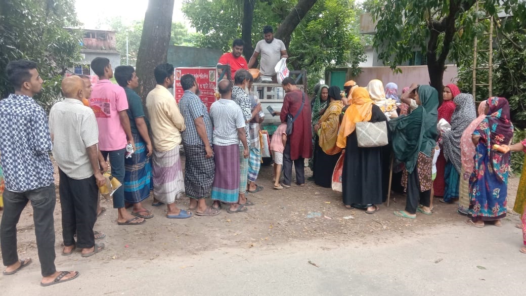 বরিশাল মহানগর এর ওএমএস বিক্রয়কেন্দ্রের ভোক্তারদের স্থির চিত্র