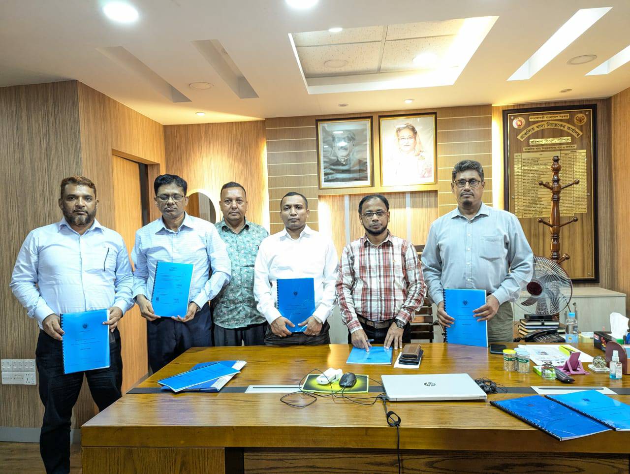 আঞ্চলিক খাদ্য নিয়ন্ত্রক, বরিশাল মহোদয়ের সাথে বার্ষিক কর্মসম্পাদন চুক্তি (এপিএ) ২০২৪-২৫ স্বাক্ষর অনুষ্ঠানের চিত্র