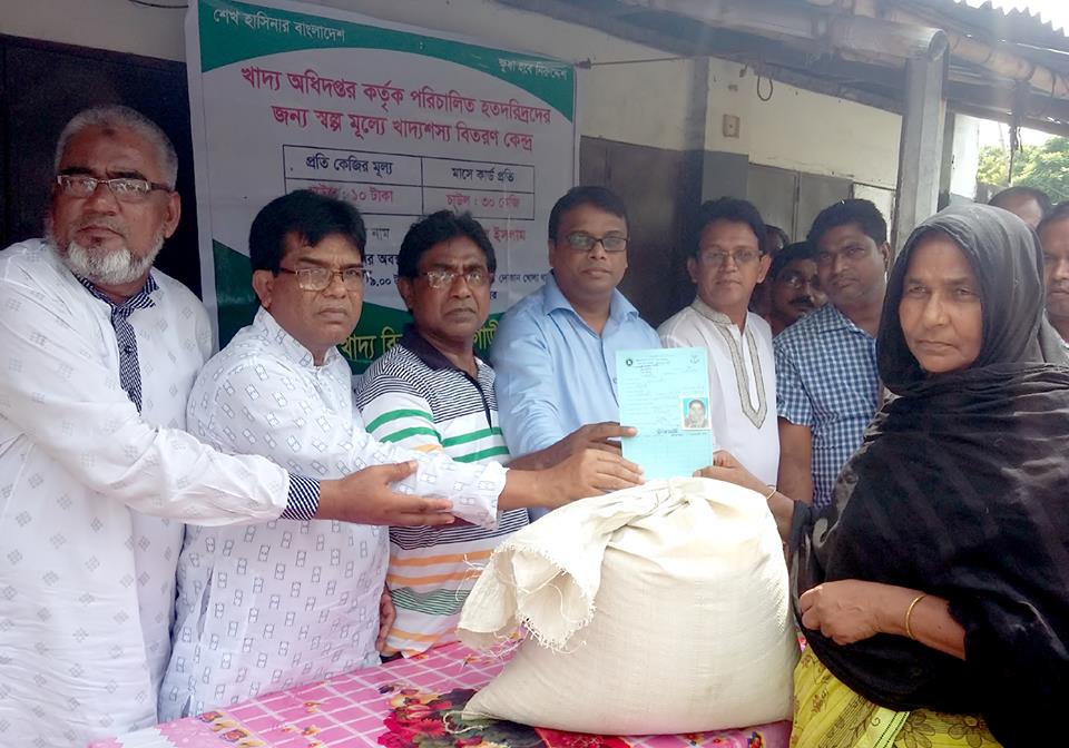 গোদাগাড়ী উপজেলার মাটিকাটা ইউনিয়নে হতদরিদ্রদের ১০ টাকা মূল্যের চাল বিতরণ।
