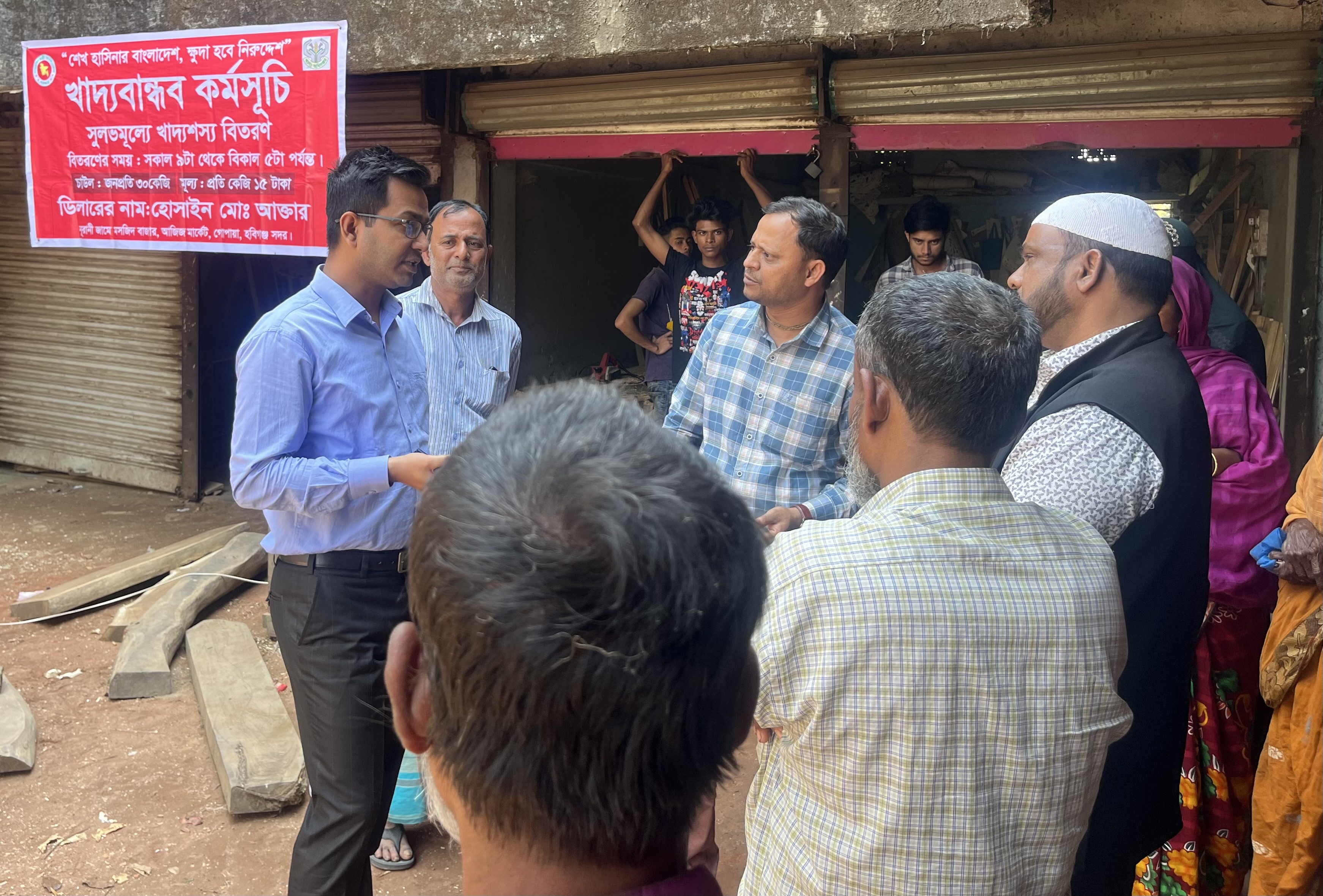 খাদ্যবান্ধব উপকারভোগিদের চাল বিতরন কার্য ক্রম পরিদর্শন করেন ইউ এন ও স্যার