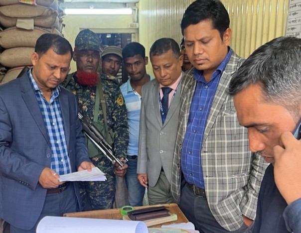 জেলা খাদ্য বিভাগ ও জাতীয় ভোক্তা অধিকার সংরক্ষণ অধিদপ্তর, হবিগঞ্জ কর্তৃক মজুদ তদারকি ও বিভিন্ন প্রতিষ্টানকে জরিমানা