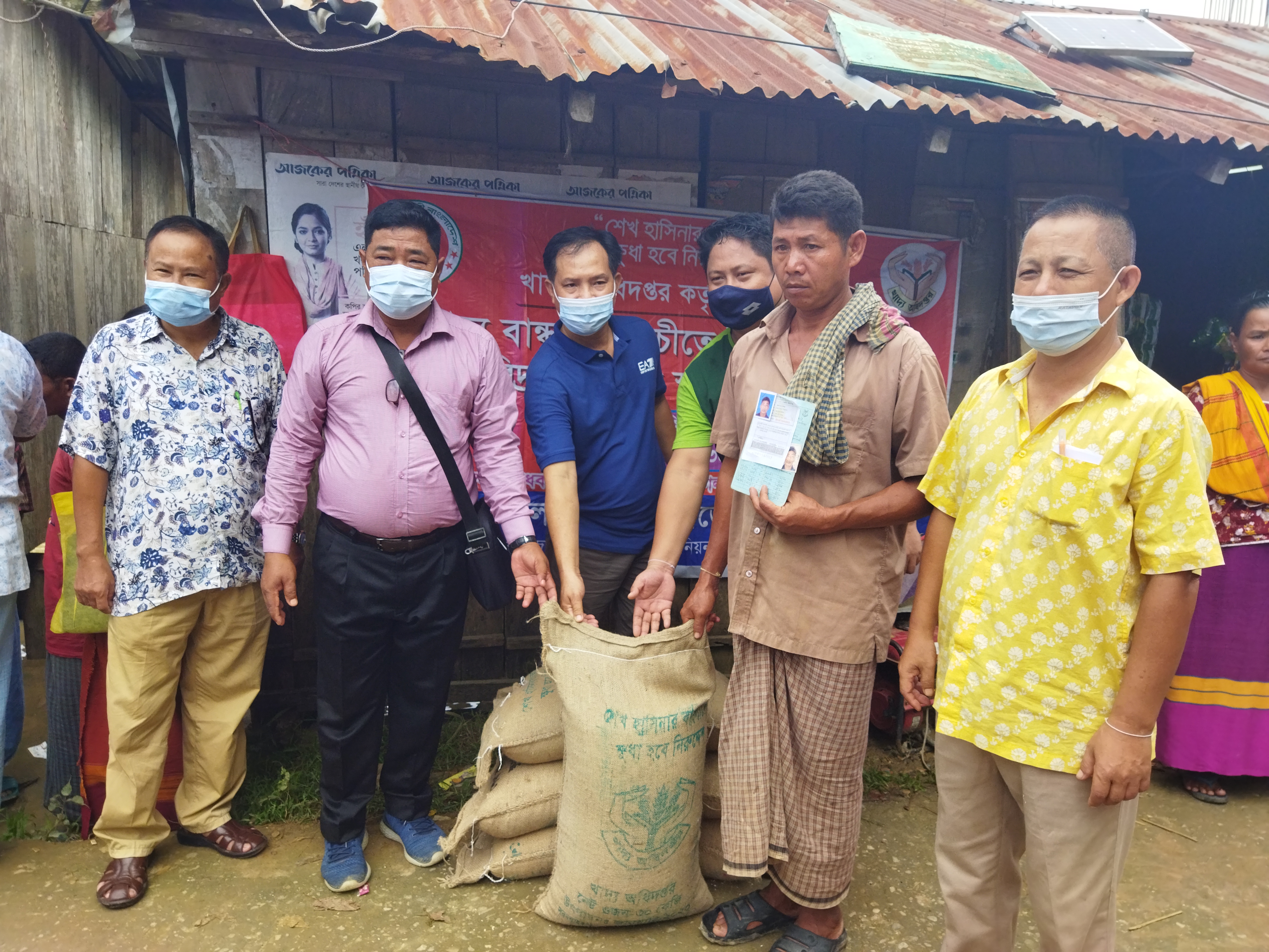 ইউনিয়ন পর্যায়ে হত দরিদ্রদের মাঝে পুষ্টি চাল বিতরন