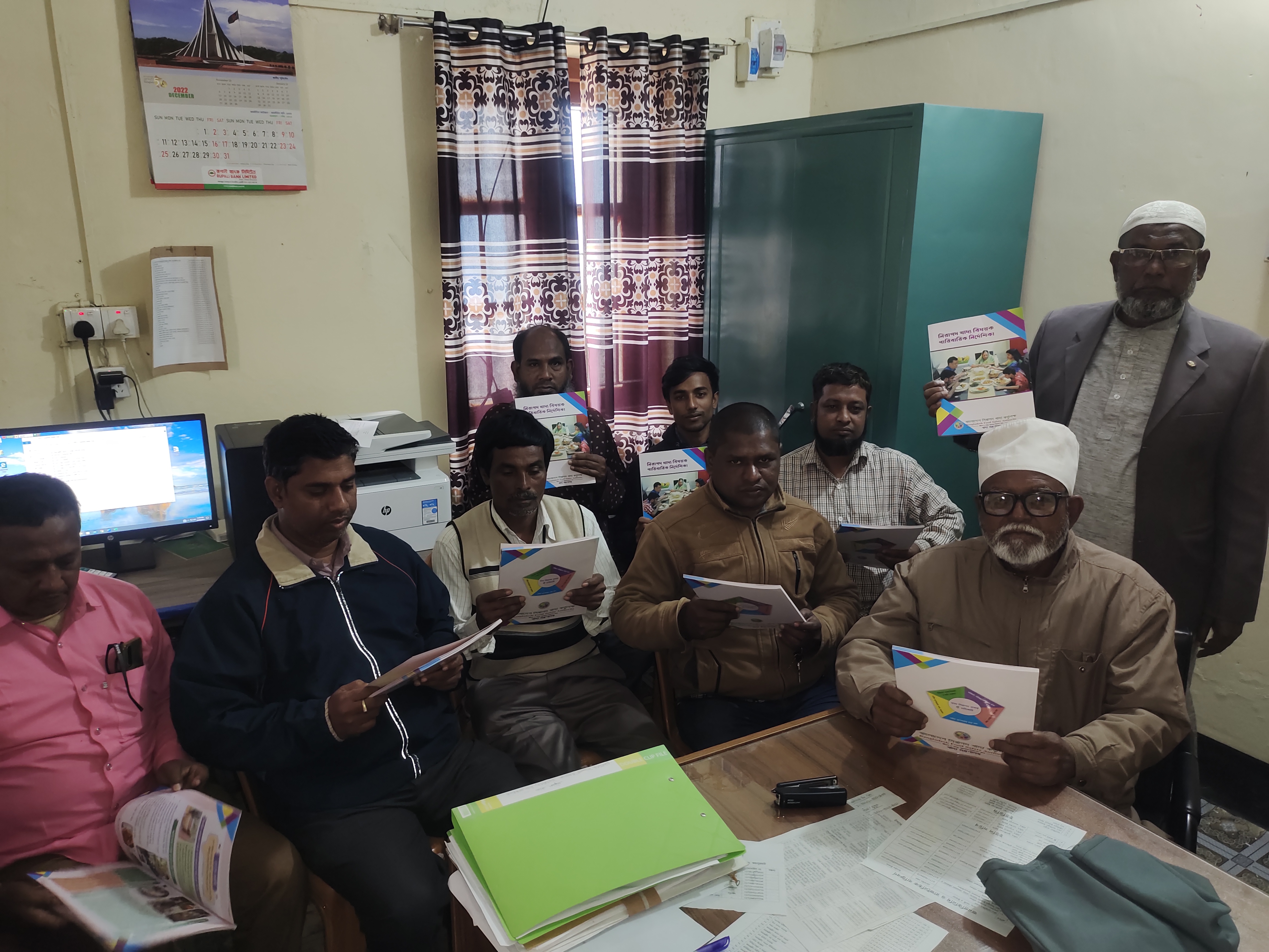 নিরাপদ খাদ্য বিষয়ক পারিবারিক নির্দেশিকা বিতরণ