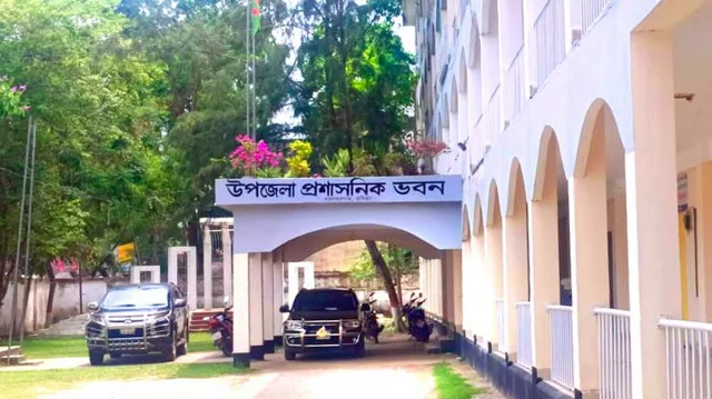 মনোহরগঞ্জ উপজেলা পরিষদ ভবন.