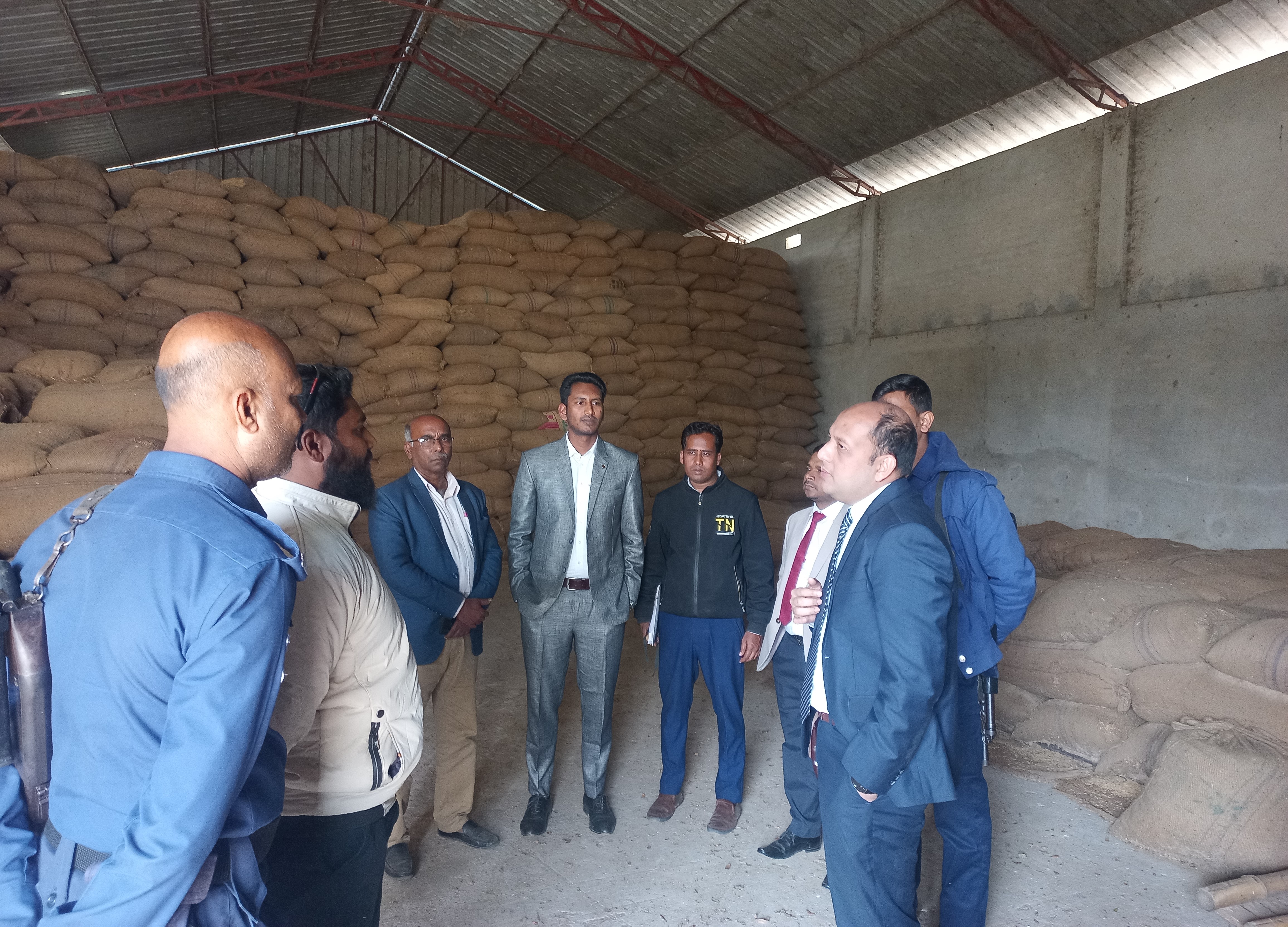 মজুদ বিরোধী অভিযান পরিচালন