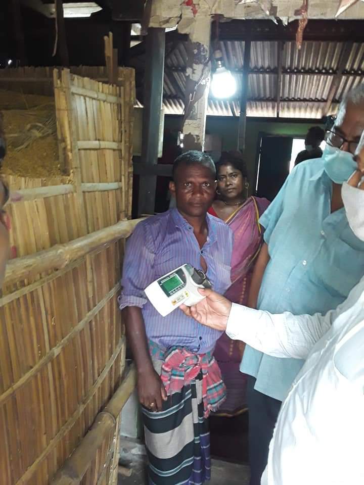 কৃষকের ধানের আর্দ্রতা পরীক্ষা