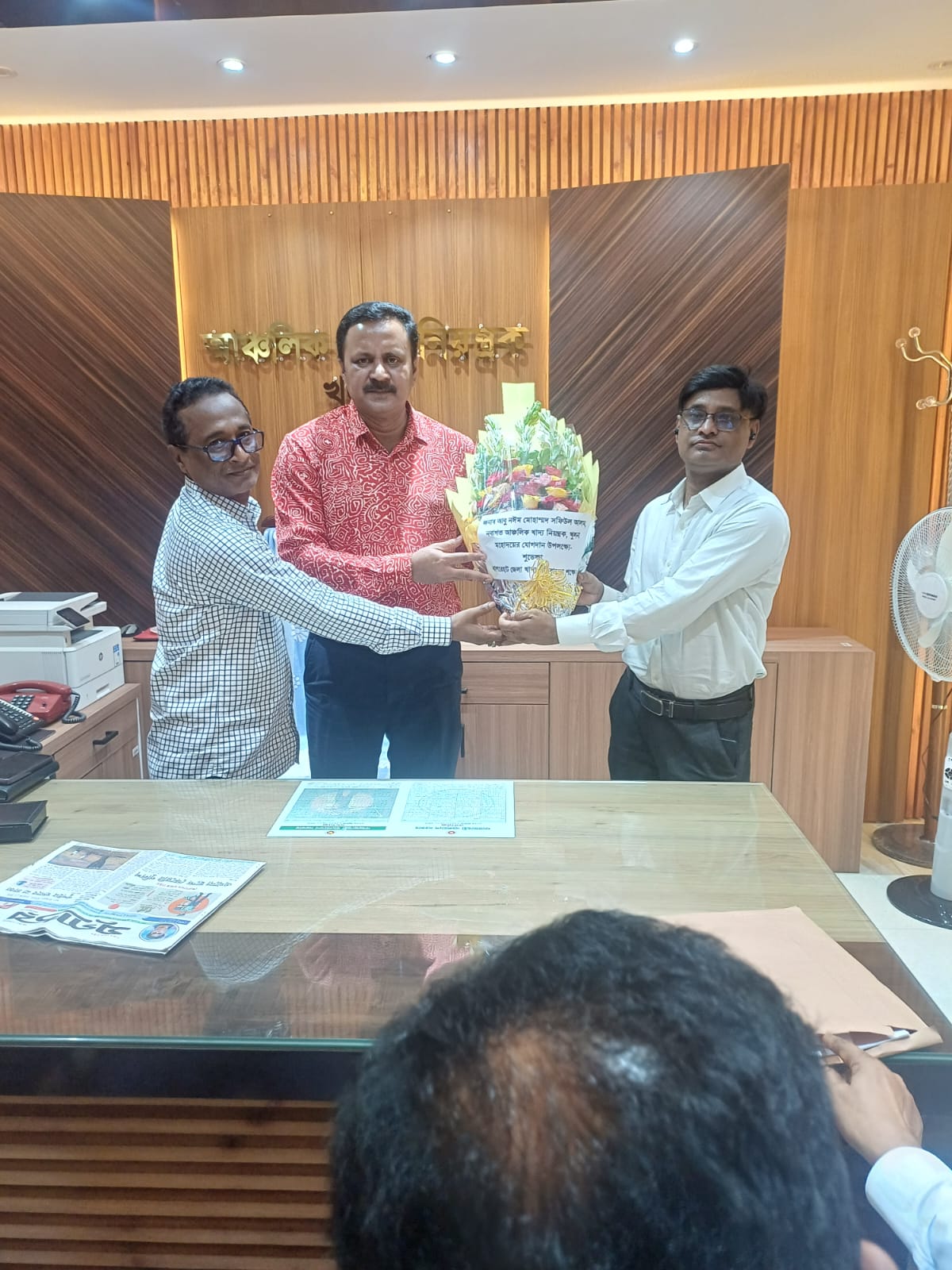 আঞ্চলিক খাদ্য নিয়ন্ত্রক মহোদয়কে ফুলের শুভেচ্ছ