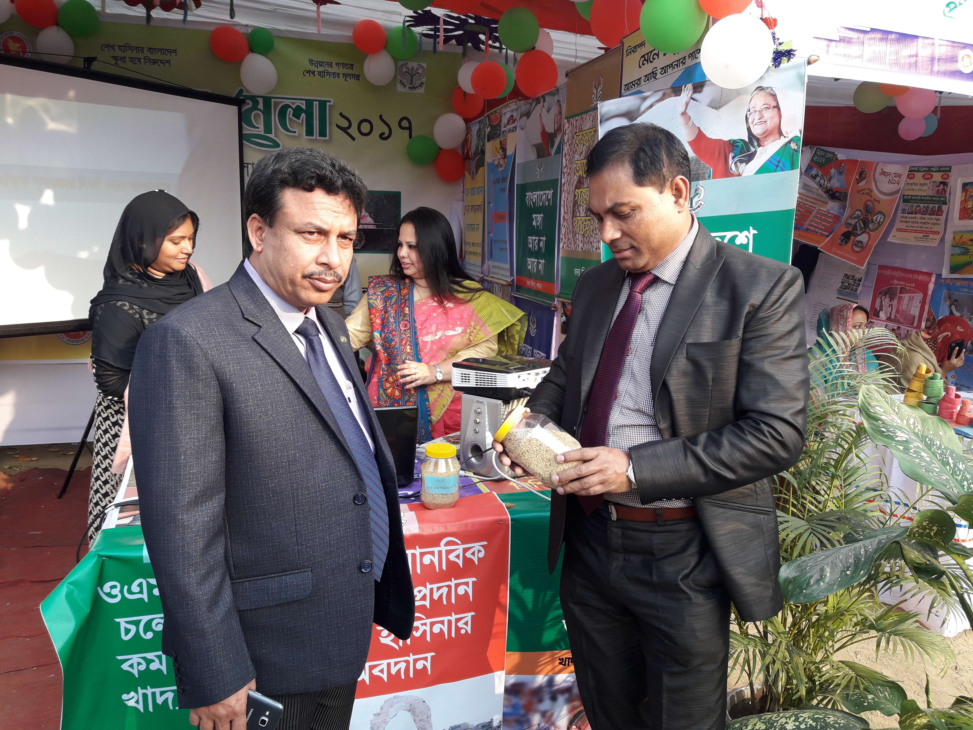 উন্নয়ন মেলা-2017-তে খাদ্য বিভাগের ষ্টলে জেখানি বগুড়া মহোদয় ও উখানি বগুড়া সদর।