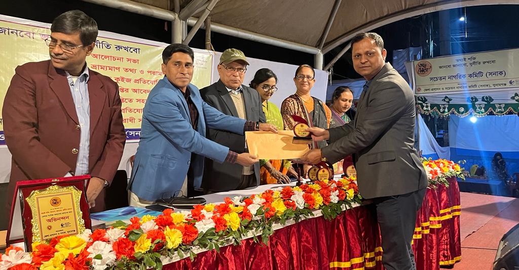 মেলায় তথ্য সেবা প্রদানের জন্য জেলা খাদ্য নিয়ন্ত্রক, সুনামগঞ্জ এর পক্ষে অভিনন্দন পত্র গ্রহণ