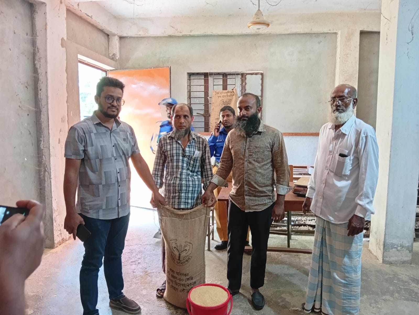 চাল বিতরণ