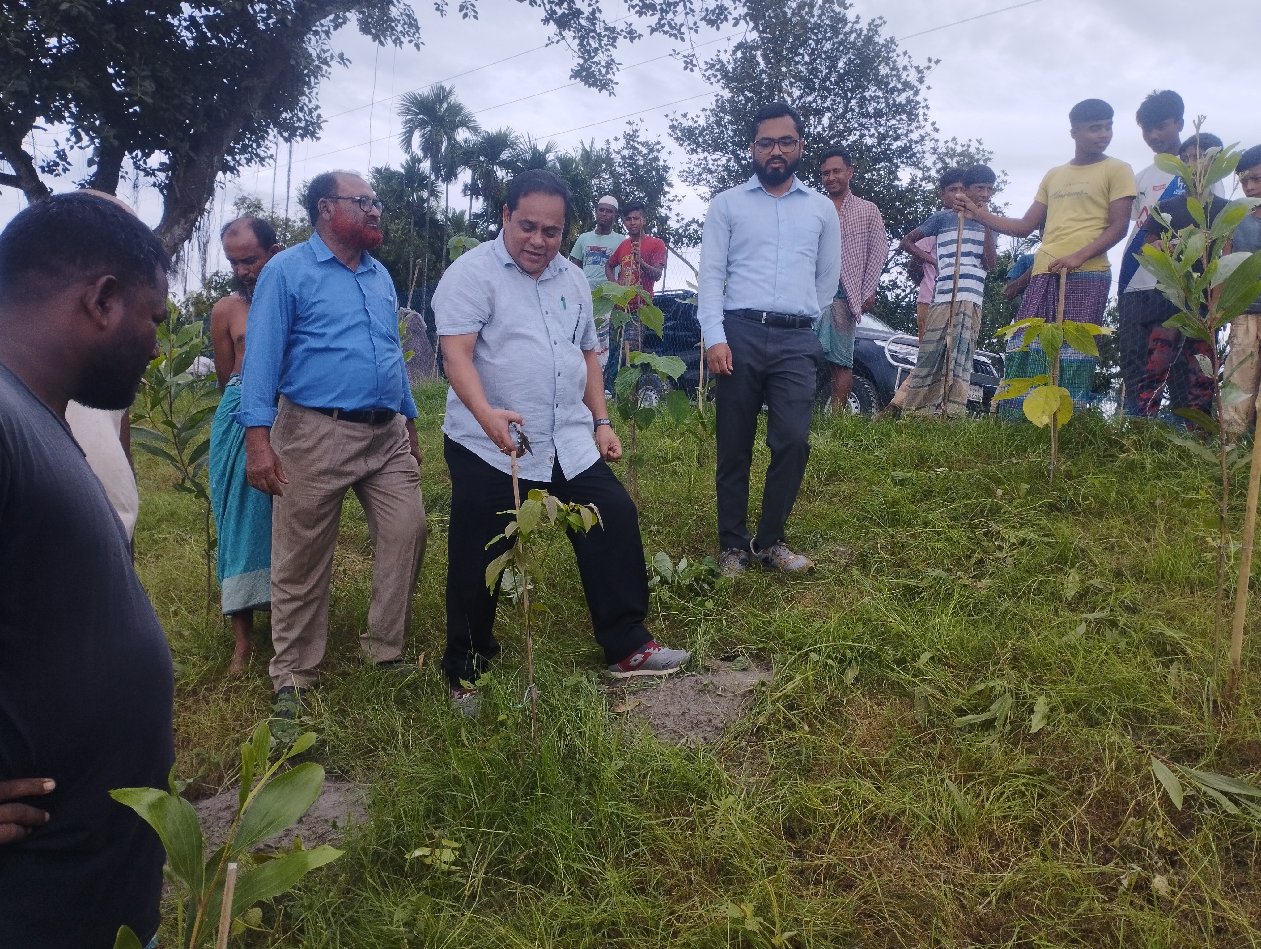 বিভাগীয় বন কর্মকর্তা, সামাজিক বন বিভাগ, রংপুর মহোদয়ের কুড়িগ্রাম এসএফএনটিসি এর আওতাধীন সদর উপজেলায় ২০২৩-২৪ আর্থিক সনের সৃজিত বাগান পরিদর্শনের খন্ডচিত্র।