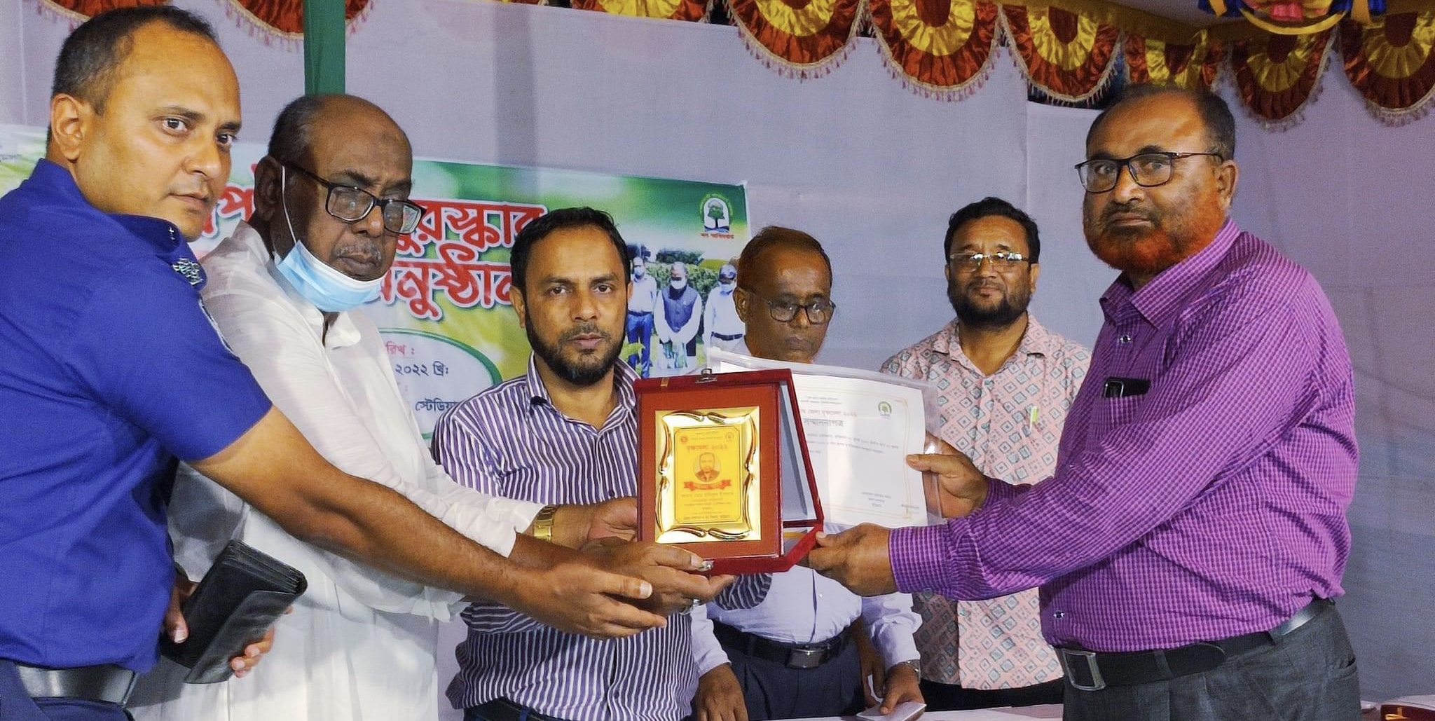 পুরস্কার প্রদান