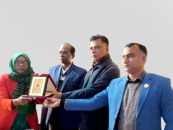 উপজেলা পরিবার পরিকল্পনা কর্মকর্তা জনাব আফসানা আরেফিন শুদ্ধাচার পুরুস্কার- ২০২২-২০২৩ গ্রহণ করছেন।