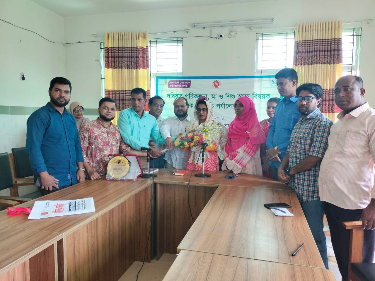 ফুল দিয়ে বরণ