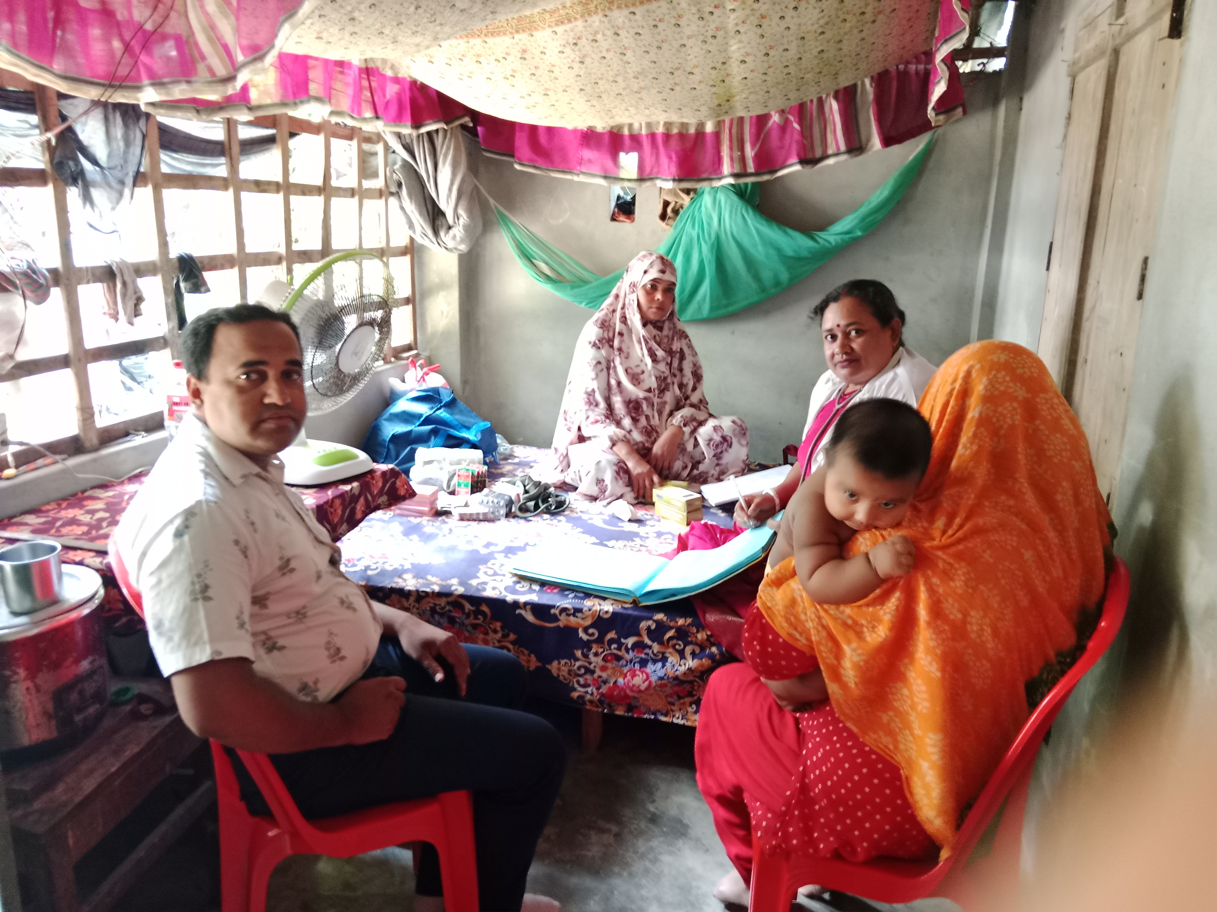 কর্মকর্তার মাঠ পরিদর্শণের ছবি।