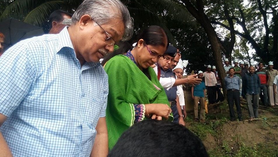 জাতীয় মৎস্য সপ্তাহ-২০১৫ উদযাপন উপলক্ষে মাছের পোনা অবমুক্ত করেন বাবু নারায়ণ চন্দ্র চন্দ, মাননীয় প্রতিমন্ত্রী মৎস্য ও প্রাণি সম্পদ মন্ত্রণালয় ও উপজেলা নির্বাহী অফিসার, ফুলতলা, খুলনা।