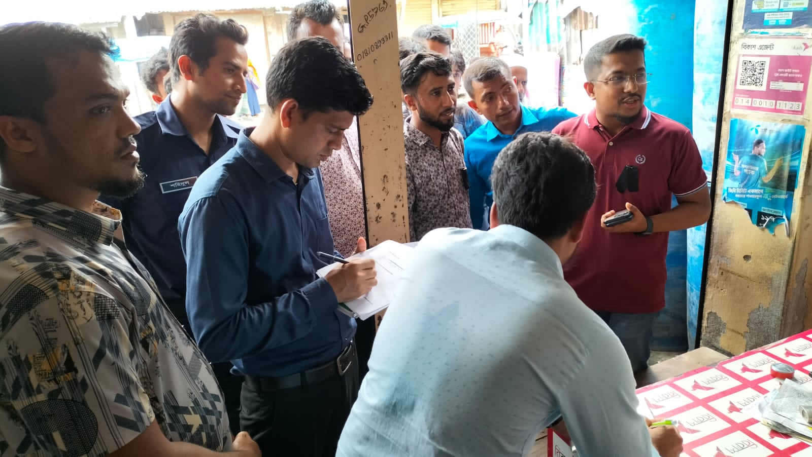 উপজেলা নির্বাহী অফিসার ও বিজ্ঞ নির্বাহী ম্যাজিস্ট্রেট জনাব মো. মহিউদ্দিন আল হেলাল কর্তৃক গলাচিপা উপজেলার হরিদেবপুর বাজারে ভ্রাম্যমান আদালত এবং বাজার মনিটরিং কার্যক্রম