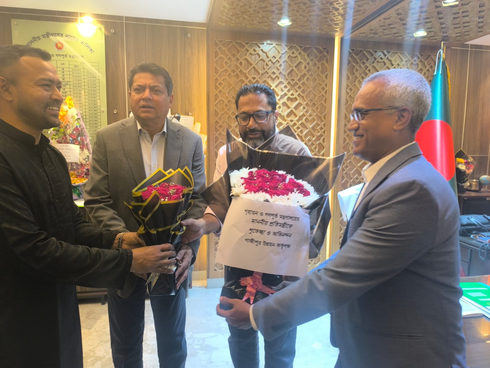 বাংলাদেশ সচিবালয়ে গৃহায়ণ ও গণপূর্ত মন্ত্রণালয়ের মাননীয় মন্ত্রী এবং মাননীয় প্রতিমন্ত্রী মহোদয়কে অভিনন্দন ও ফুলেল শুভেচ্ছা জানান গাজীপুর উন্নয়ন কর্তৃপক্ষের চেয়ারম্যান মহোদয়।