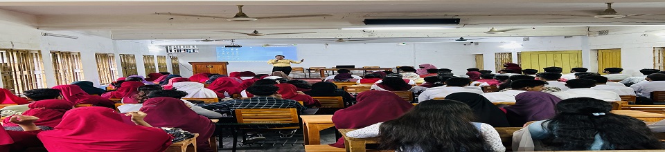 ছাত্রছাত্রীদের সাথে অধ্যক্ষ মহোদয়