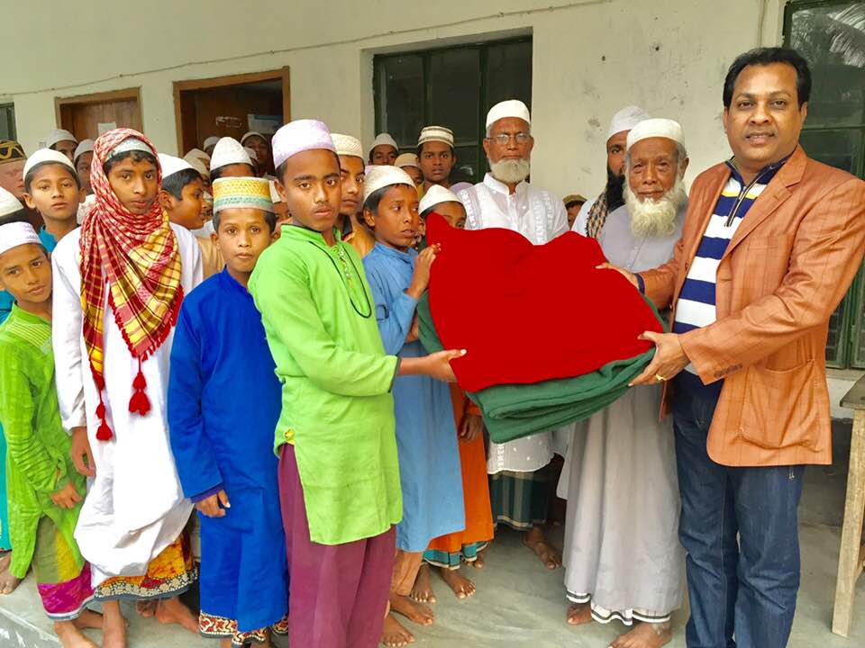 কুম্বল ভিতরণ করছেন চেয়ারম্যান সাহেব।