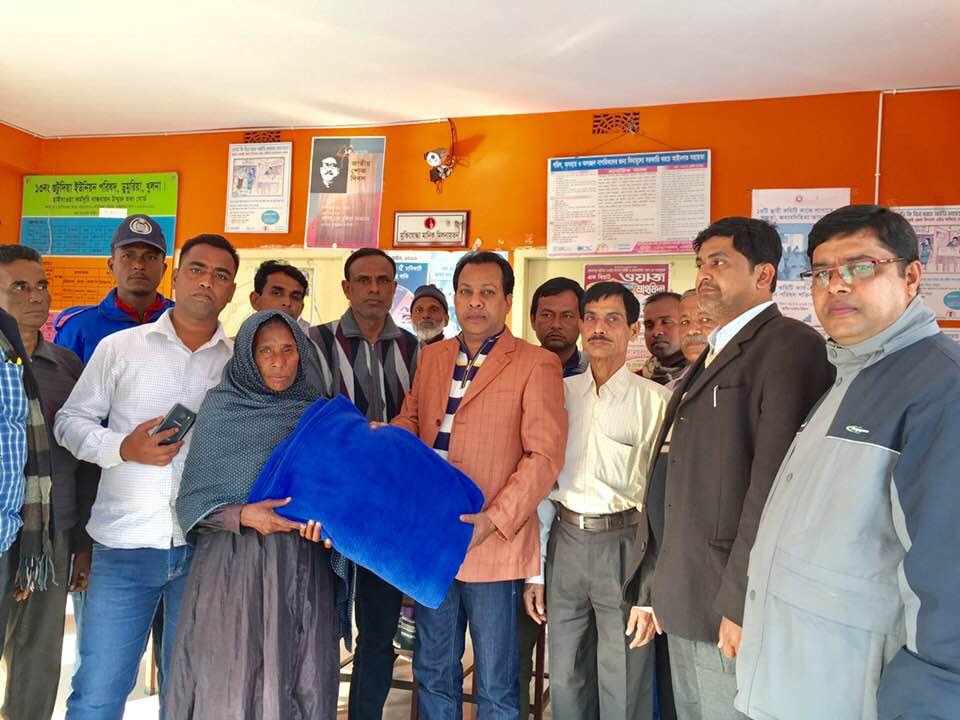 কুম্বল ভিতরণ করছেন চেয়ারম্যান সাহেব।