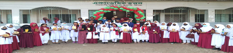 বিভিন্ন প্রতিযোগিতায় বিজয়ী শিক্ষার্থীদের সাথে অধ্যক্ষ(ভারপ্রাপ্ত)মহোদয়।