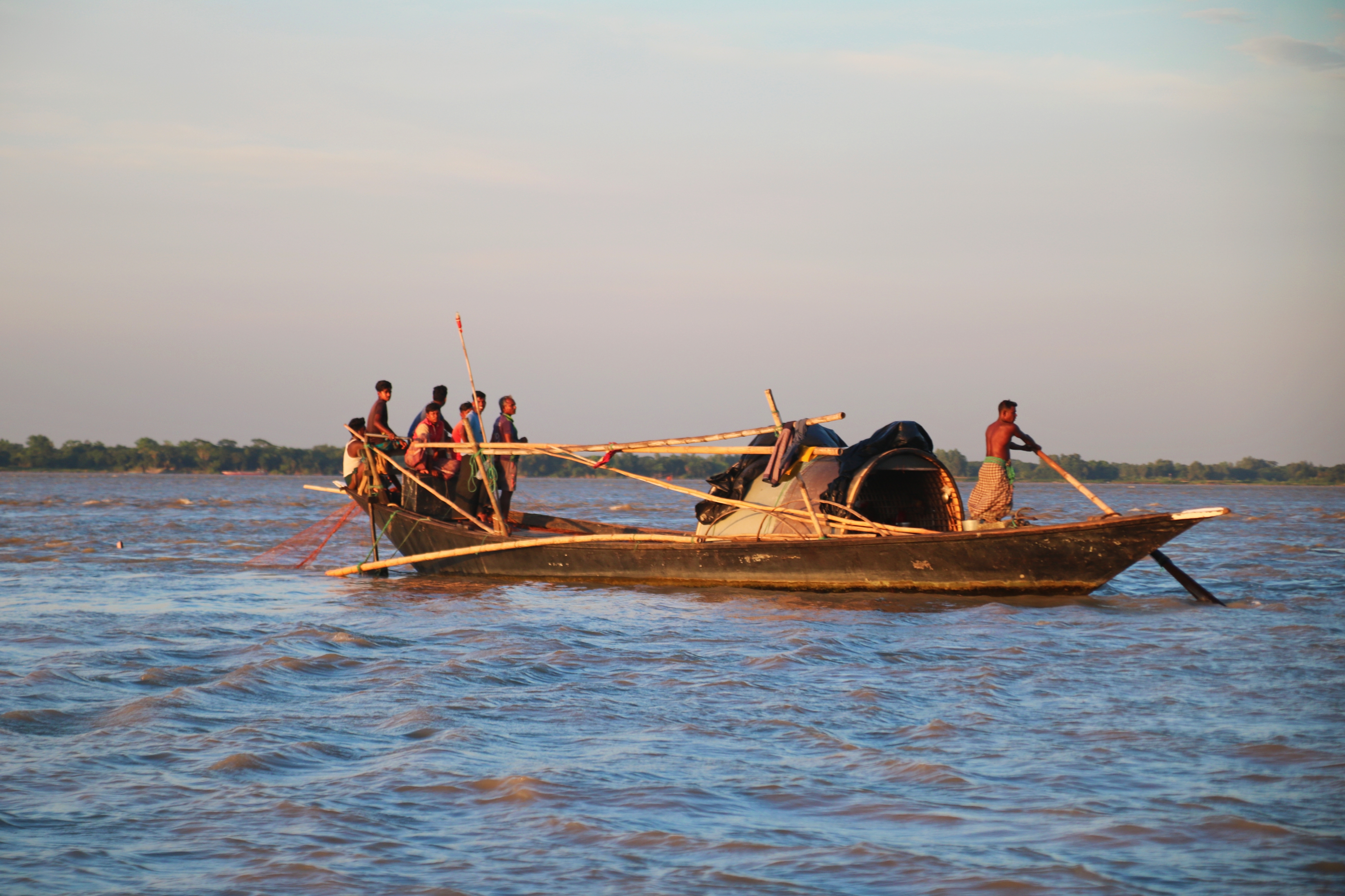 যমুনায় জেলেদের মাছ শিকারের চোখ জোড়ানো বিকেল