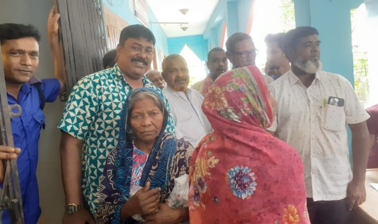 ভিজিডি উপকারভোগীর মাঝে চাল বিতরনের ছবি।