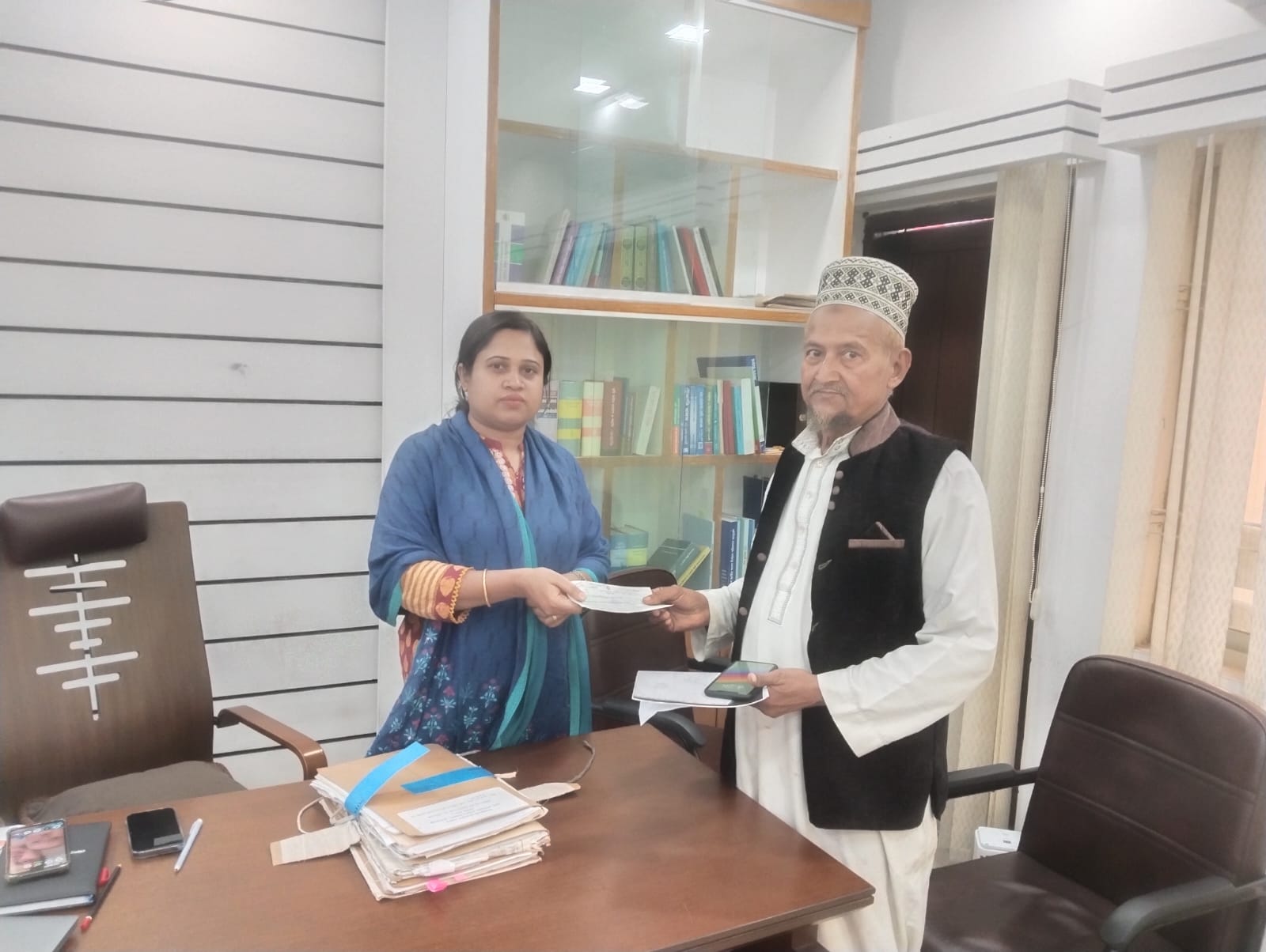 এল এ চেক বিতরন