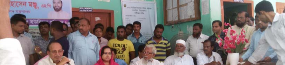 মাননীয় পানি সম্পদ মন্ত্রী গবীর নলকূপ বিতরণ করছেন