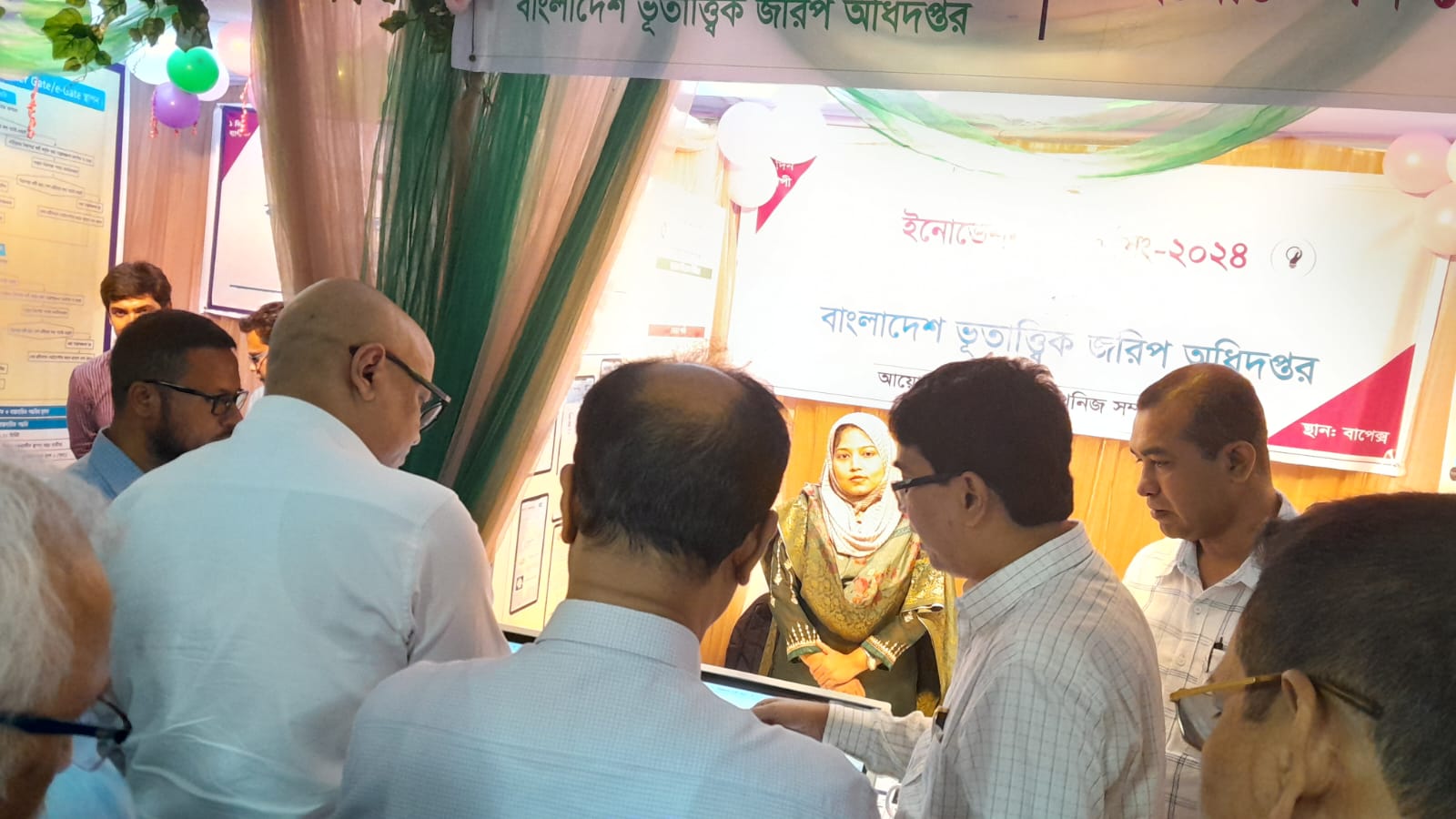 সম্মানিত প্রধান অতিথির স্টল পরিদর্শন