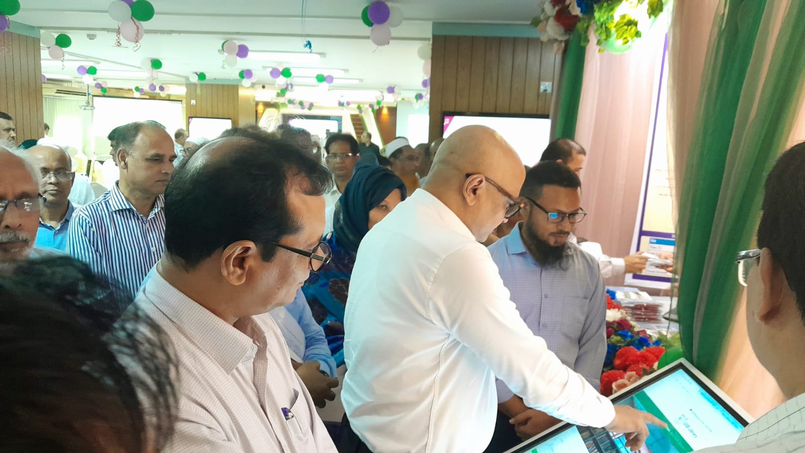 সম্মানিত প্রধান অতিথির স্টল পরিদর্শন