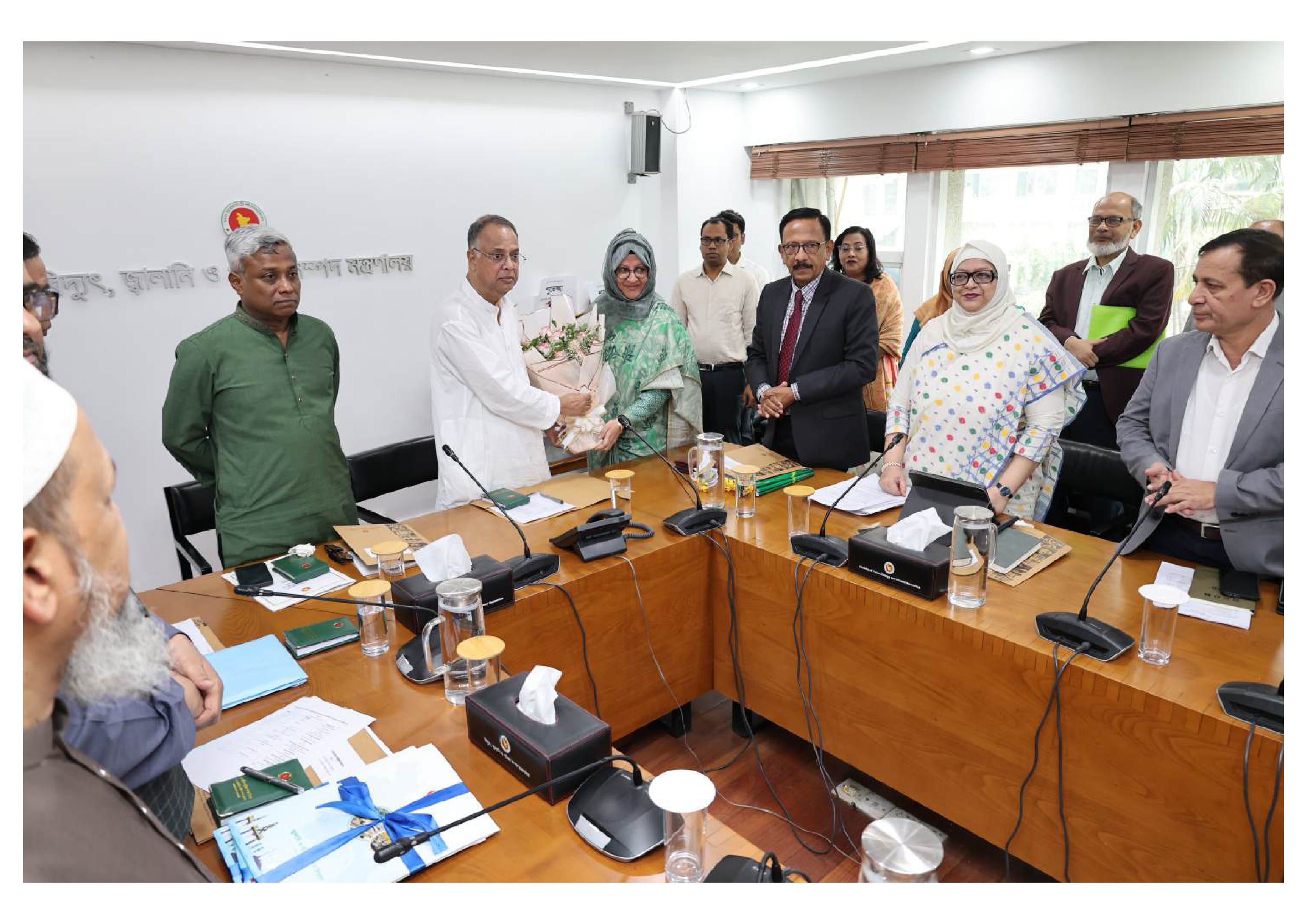 মাননীয় মন্ত্রী মহোদয় ও প্রতিমন্ত্রী মহোদয়কে জ্বালানি ও খনিজ সম্পদ বিভাগে ফুলেল সংবর্ধনা