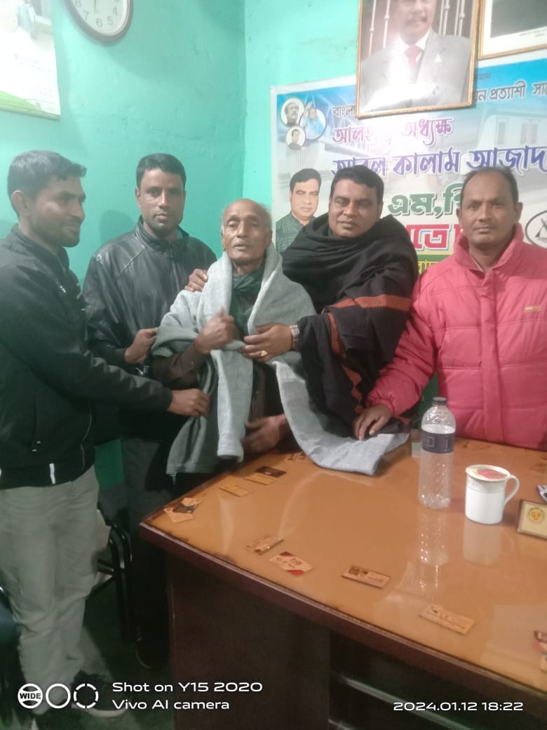 গুমানীগঞ্জ ইউনিয়ন পরিষদ এর পক্ষ থেকে গরীব অসহয় মানুষের মাঝে শীতের কম্বল বিতারন ক‌রেন গুমানীগঞ্জ ইউনিয়ন পরিষদের সন্মানিত চেয়ারম্যান ও ইউনিয়ন যুবলীগের যুগ্ম আহবায়ক, জনাব মোঃ মাছুদুর রহমান মুরাদ।