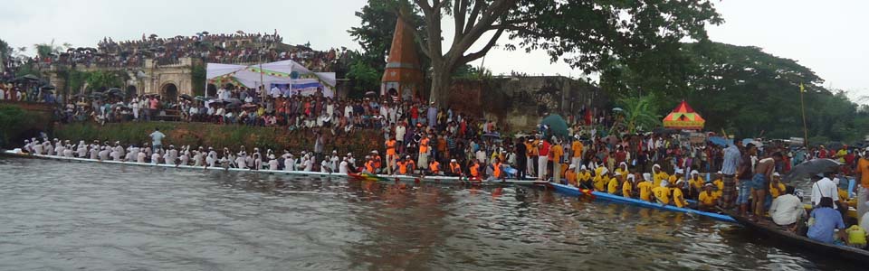 তিতাস নদীতে নৌকা বাইচ প্রতিযোগিতা
