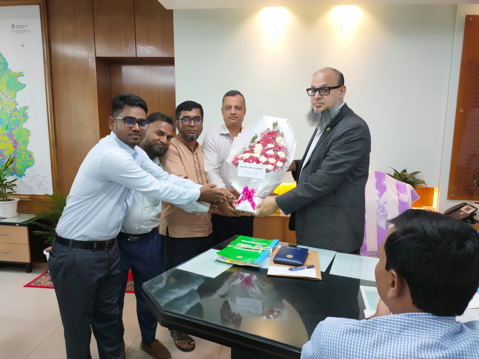 এইচবিআরআই কর্মচারী ইউনিয়ন কর্তৃক গৃহায়ন ও গণপূর্ত মন্ত্রণালয়ের নব-নিযুক্ত মাননীয় সচিব মহোদয় কে ফুলেল শুভেচ্ছা।