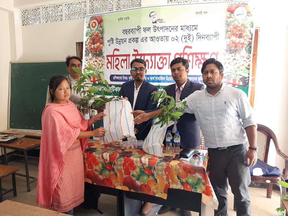 চারা বিতরণ