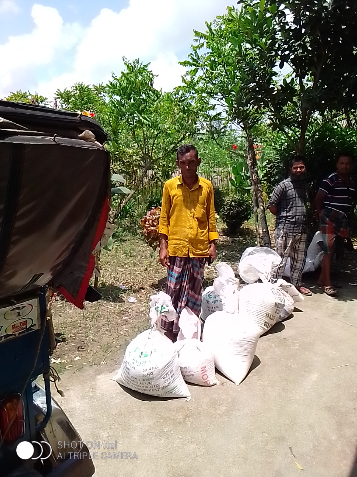 প্রদর্শনীর উপকরণ বিতরণ