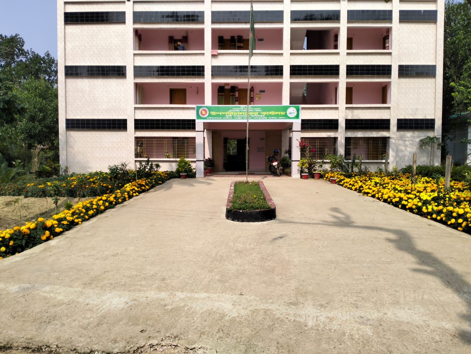 অত্র সেন্টারের মূল ভবনসহ কিছু স্থির চিত্র।