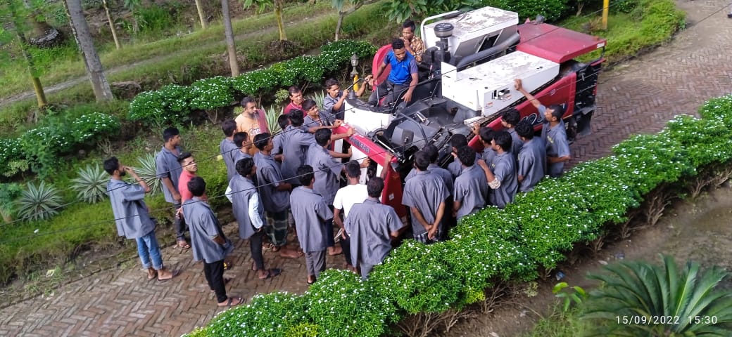 গ্রামীণ আবাসিক মেকানিক ( কম্বাইন হারভেষ্টার) ব্যাবহারিক প্রশিক্ষণ