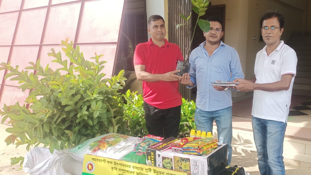 বছরব্যাপী ফল উৎপাদনের মাধ্যমে পুষ্টি উন্নয়ন প্রকল্প প্রর্দশনী উপকরণ বিতরণ এর চিত্র।
