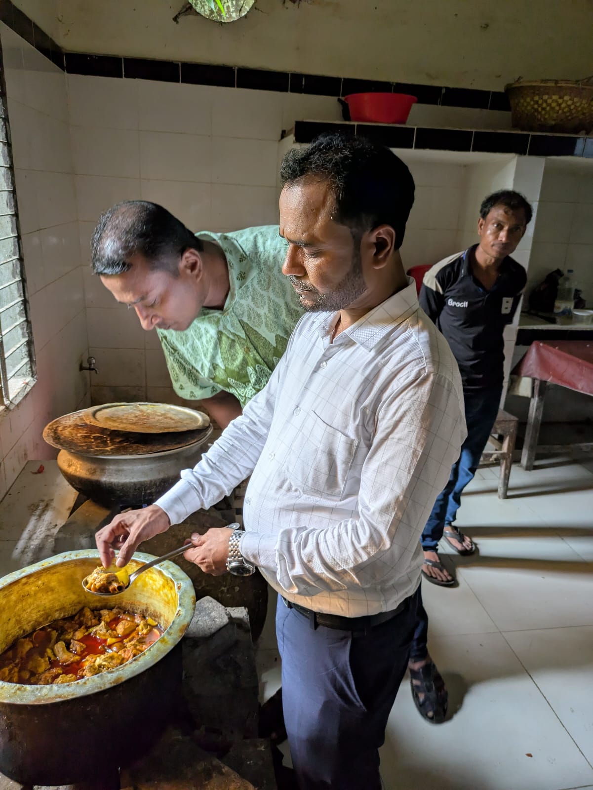 রোগিদের জন্য তৈরি খাবারের মান পরীক্ষা করেন মাননীয় UHFPO মহোদয়