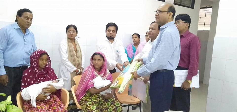 চিরিরবন্দর উপজেলা স্বাস্থ্য কমপ্লেক্স। গত ২৭২০১৯ইং, তারিখ সম্মানিত ডিভিশনাল ডিরেক্টর রংপুর জনাব ডাঃ মোস্তফা খালেদ আহমেদ স্যার, সি এইচ সি পি প্রোগ্রাম এর বিশেষজ্ঞ ডিজিএইচএস শ্রদ্ধেয় ডাঃ শাহজাহান স্যার এবং দিনাজপুরের সুযোগ্য সিভিল সার্জন ডাঃ আব্দুল কুদ্দুস স্যার চিরিরবন্দর উপজেলা নব নির্বাচিত সি এইচ সি পিদের তিন মাসের ট্রেনিং কার্যক্রম পরিদর্শন করেন।শ্রদ্ধেয় স্যার মহাদ্বয়গণ সমস্ত চিরির বন্দর উপজেলা স্বাস্থ্য কমপ্লেক্স পরিদর্শন করেন 