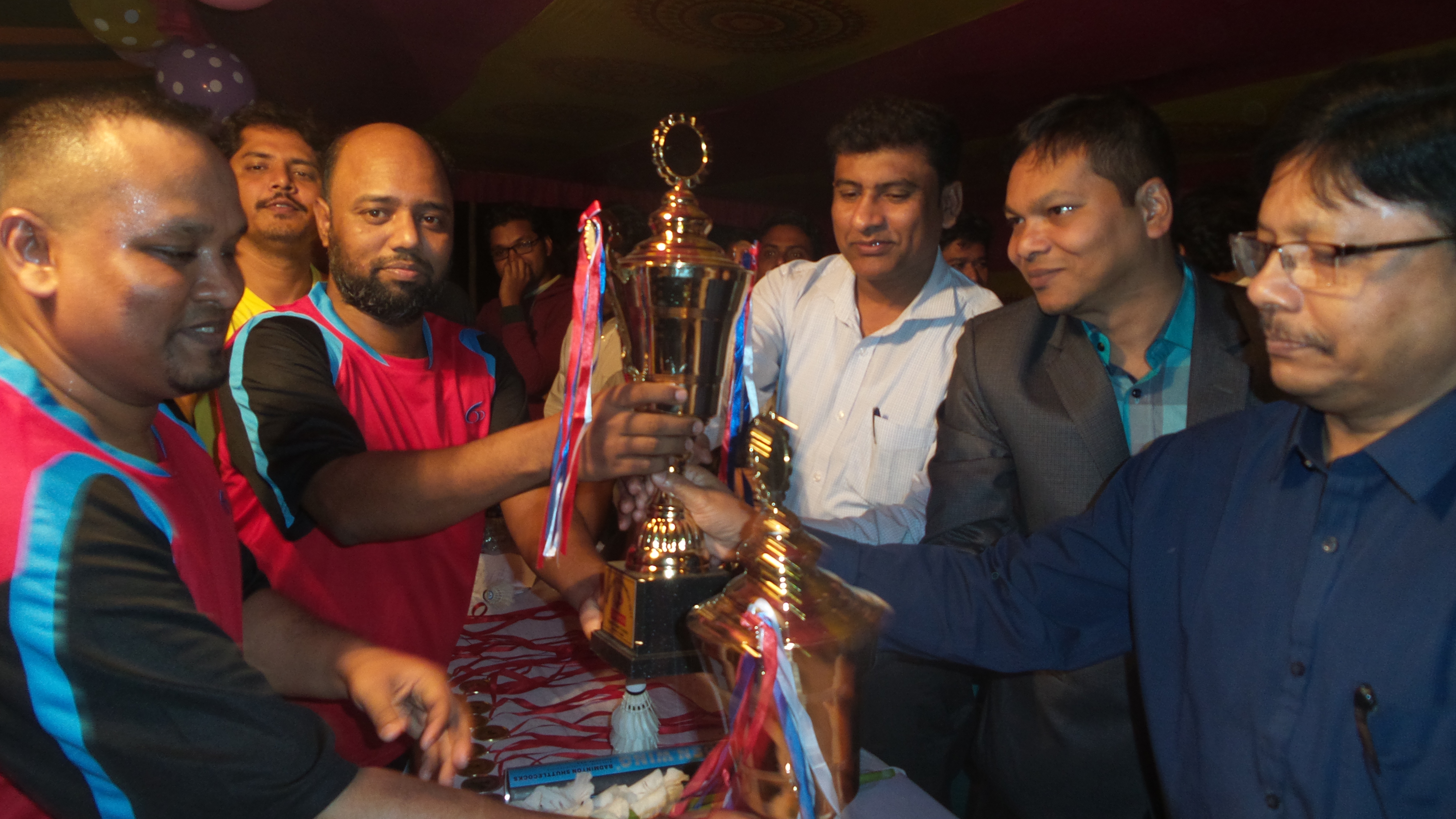 মাননীয় সিভিল সার্জন ডাঃ মুজিবুর রহমান, মহোদয় বিজয়ী দলকে ট্রফি প্রদানের ছবি