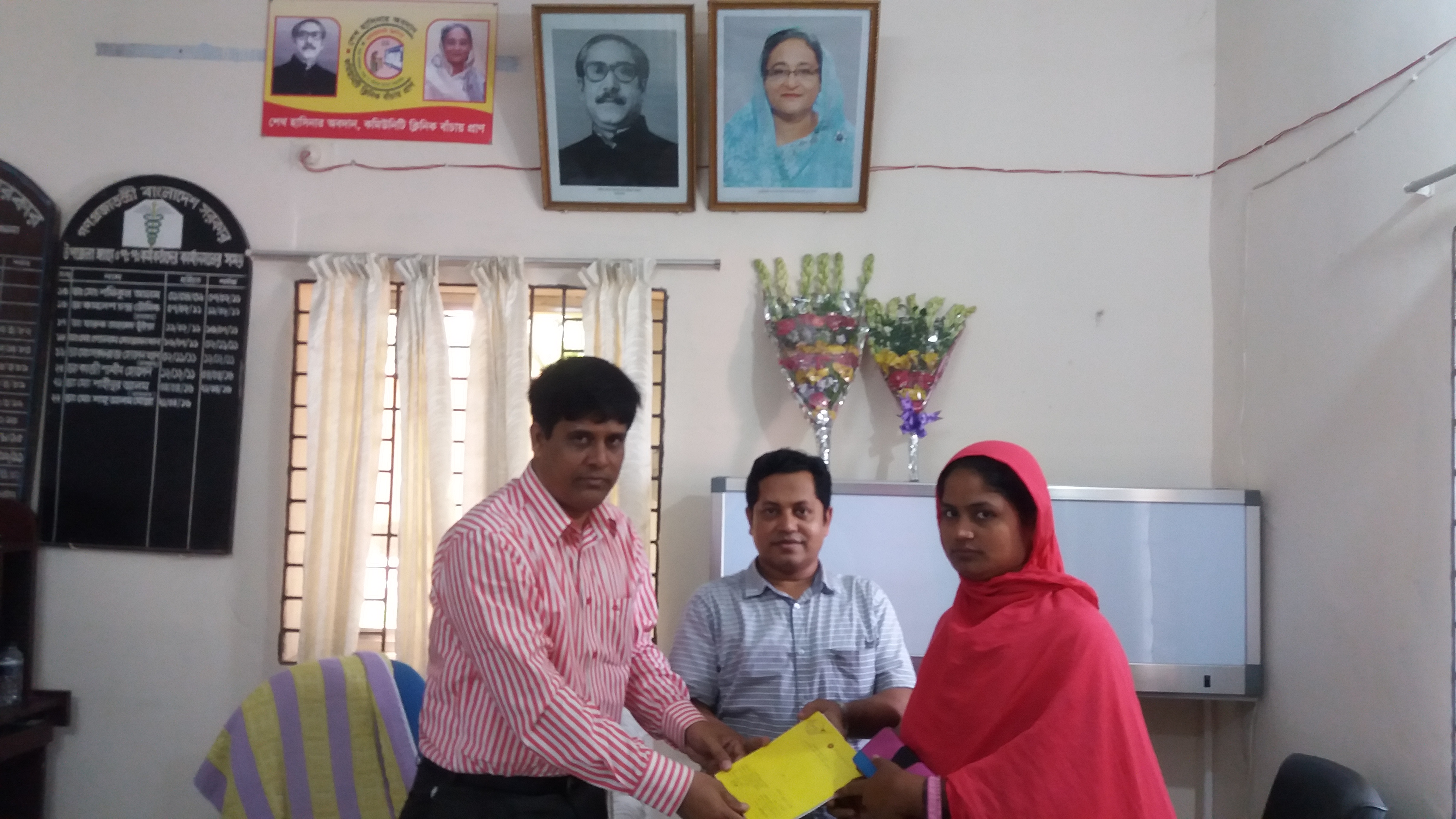 গর্ভবতী মায়েদের বই বিতরন ডাঃ মোহাম্মদ জালাল হোসেন, উপজেলা স্বাস্থ্য ও পঃ পঃ কর্মকর্তা