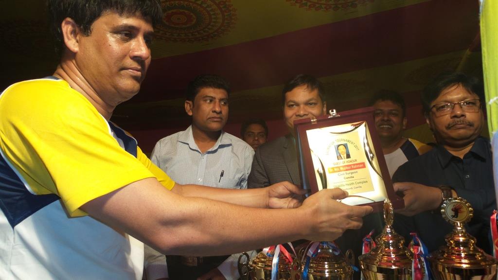 বেডমিন্টন ফাইনাল খেলা উপলক্ষ্যে মাননীয় সিভিল সার্জন মহোদয়কে ক্রেষ্ট উপহার দিচ্ছেন ডাঃ মোহাম্মদ জালাল হোসেন ইউএইচএন্ডএফপিও