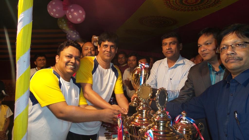 মাননীয় সিভিল সার্জন ডাঃ মুজিবুর রহমান, মহোদয় রানারআপ দলকে ট্রফি প্রদানের ছবি