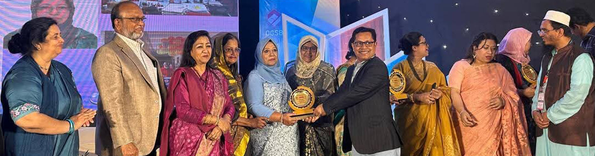 ভায়া কার্যক্রমে উল্লেখ্যযোগ্য অবদান রাখায় সম্মাননা স্মারক গ্রহন করছেন ডাঃ হাবিবুর রহমান, ইউএইচএন্ডএফপিও
