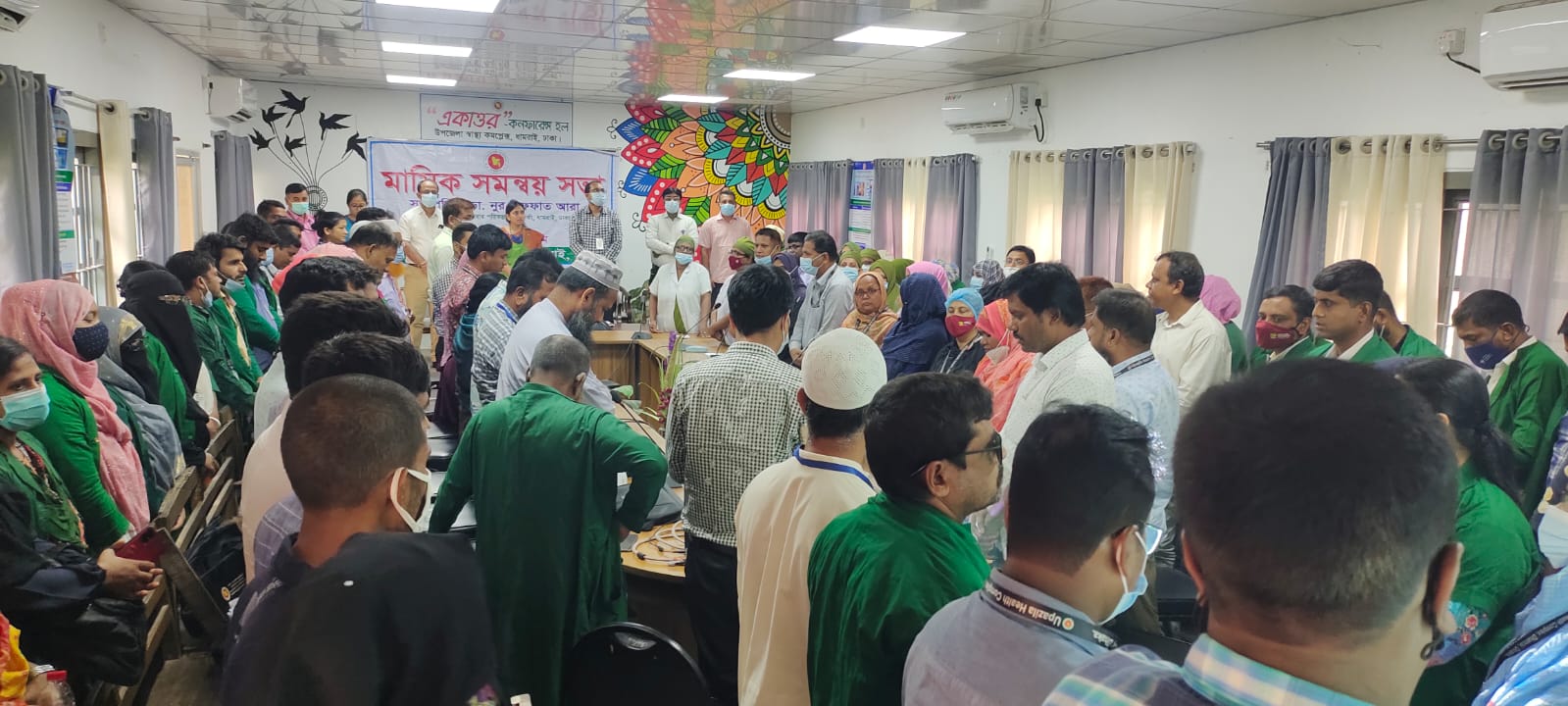 মাসিক সভায় সকলে দাড়িয়ে জাতীয় সংগীতের প্রতি সম্মান প্রদর্শন