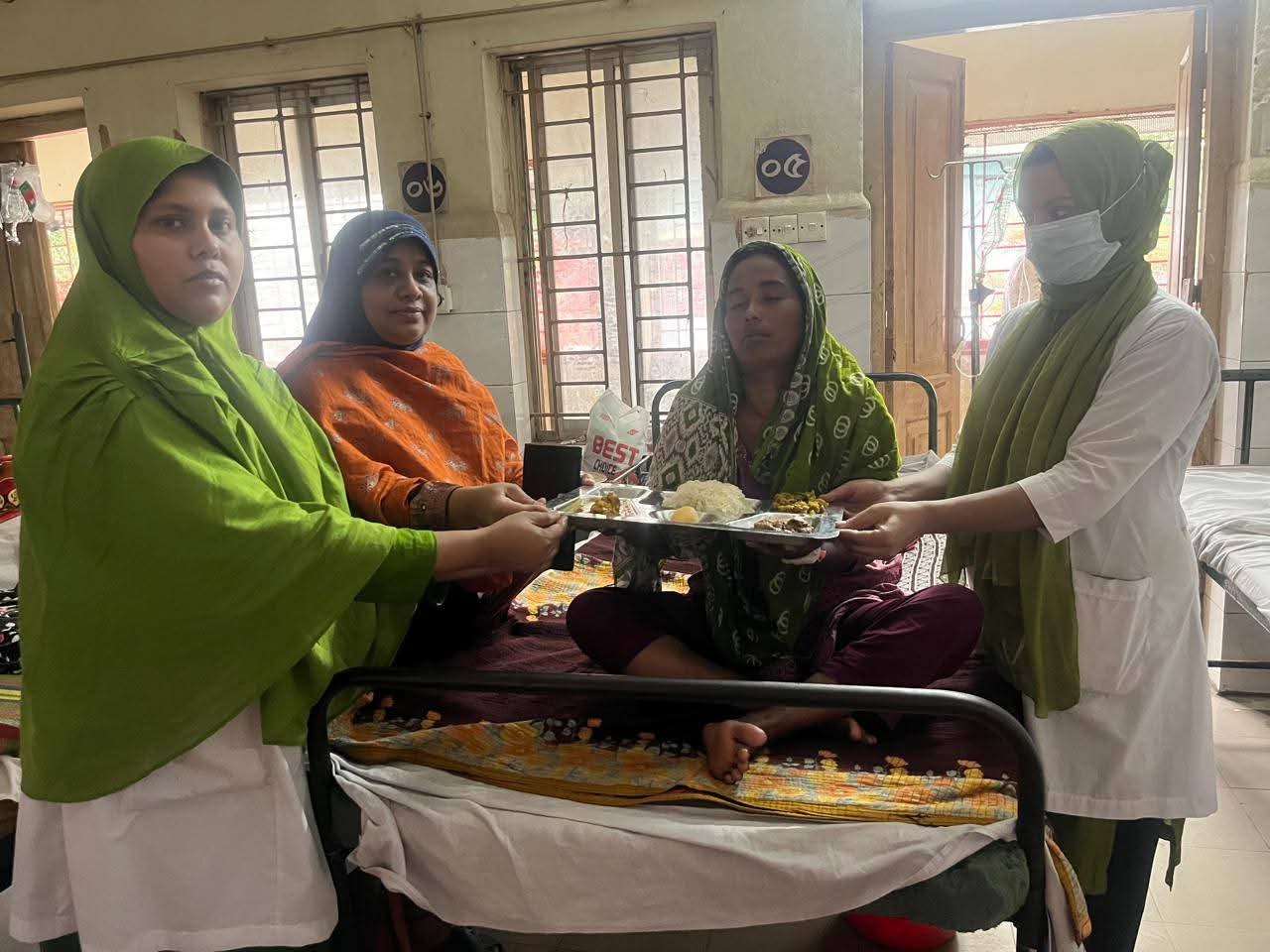 রোগীদের মাঝে ঈদ উল আজহার শুভেচ্ছা এবং উন্নত মানের খাদ্য পরিবেশন।